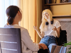 therapists for teenagers in Utah. A therapist sitting down with a teenager for therapy.